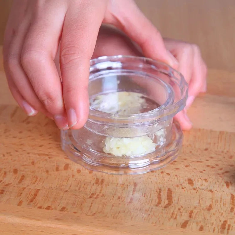 Twist garlic chopper